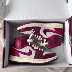 Air Jordan 1 MID SE TEAM RED-UNIVERSITY RED-SAIL size 5